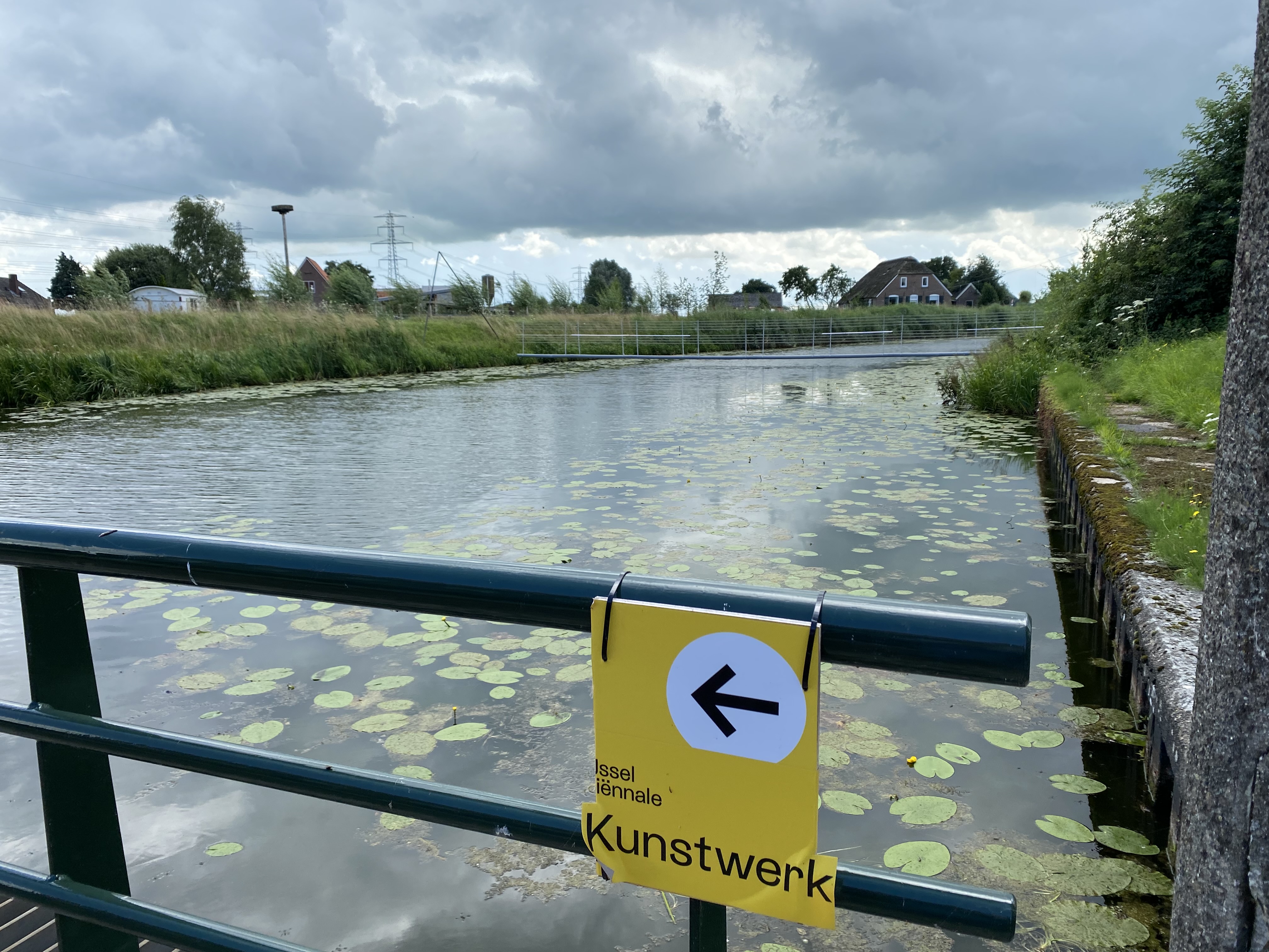 Routebordje richting kunstwerk van de IJsselbiënnale in 2021 in Wapenveld
