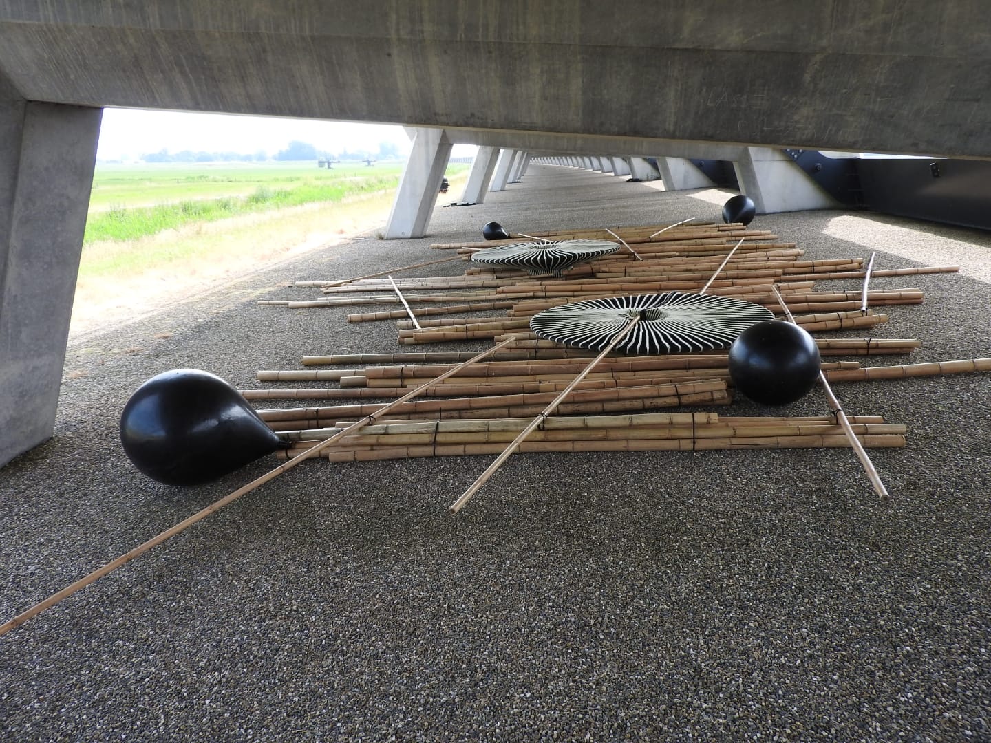 Kunstwerk van Karin van Dam in Veessen onder Tolbrug tijdens IJsselbiënnale in 2023.