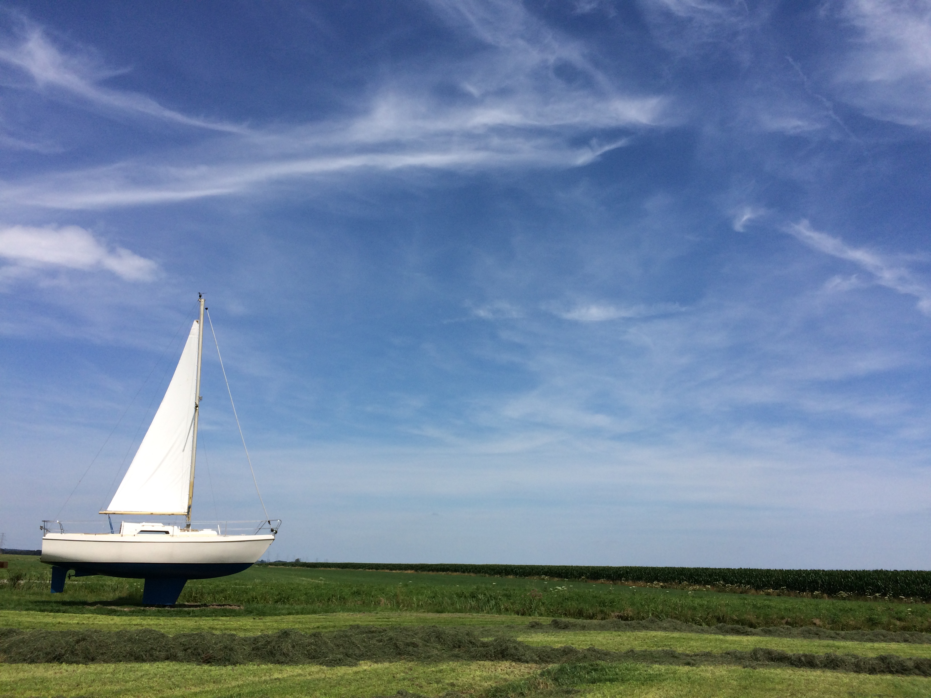 Boot in de Hoogwatergeul tijdens IJsselbiënnale 2017 in Vorchten. Kunstwerk van Maze de Boer. Foto door Martin Knaapen