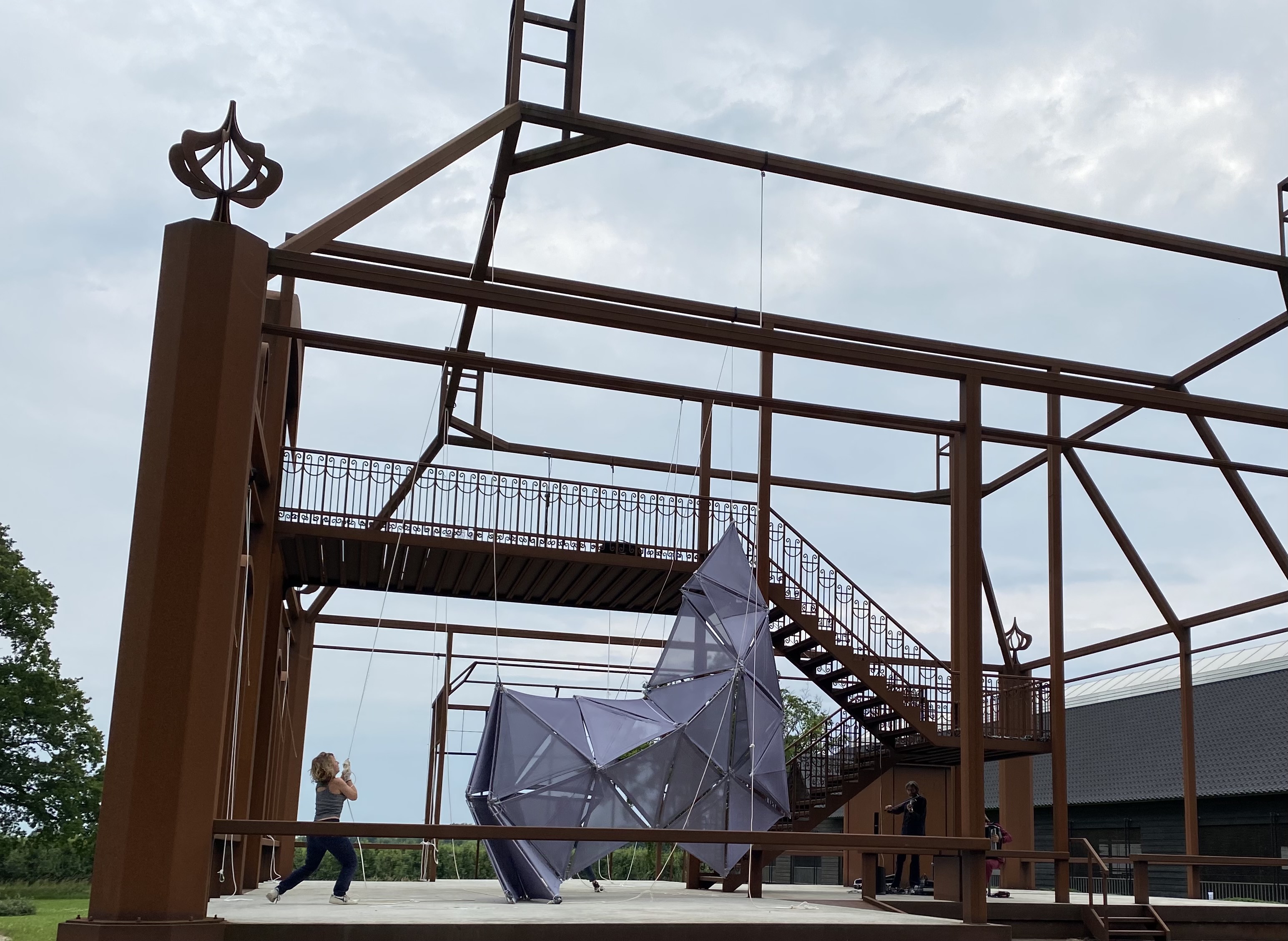 Performance door RAAKVLAK tijdens IJsselbiënnale in 2021 in Veessen.